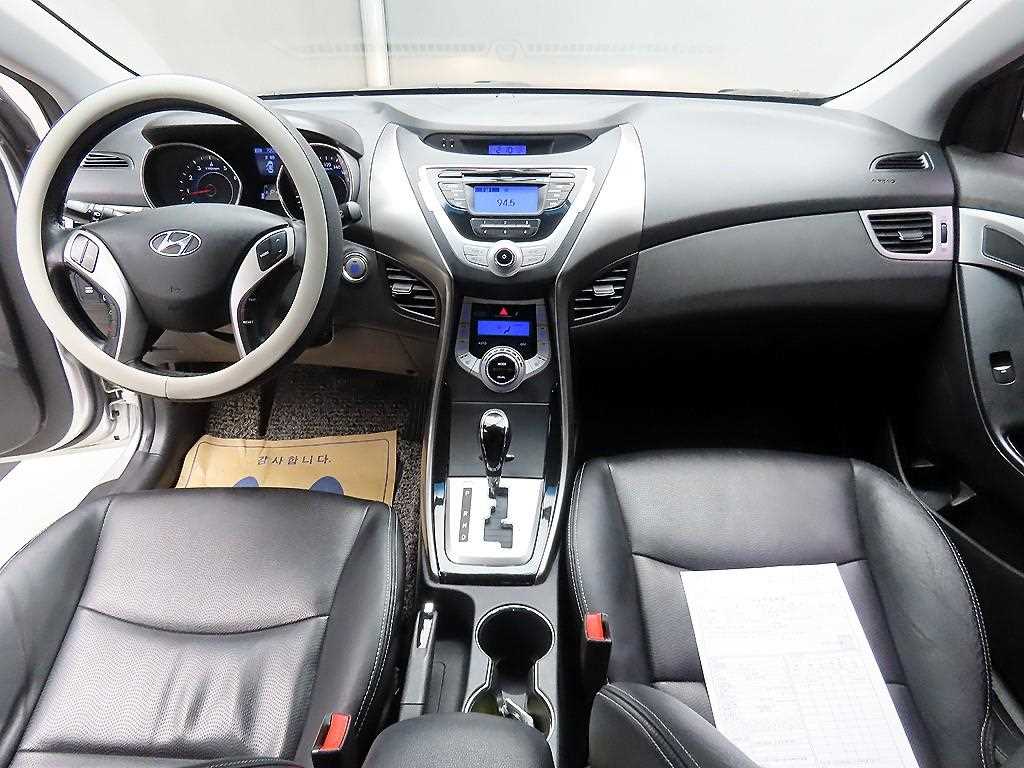 HYUNDAI Avante - Vista 9