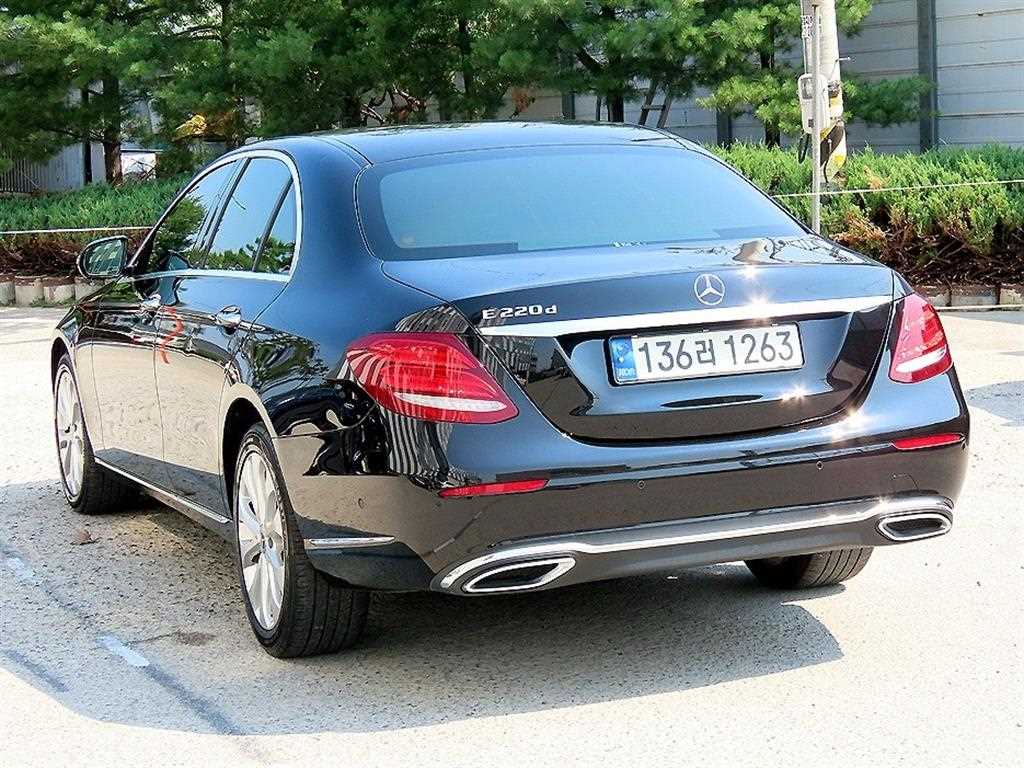 Mercedes Benz E class - Vista 3