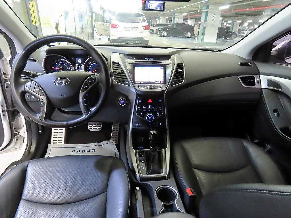 HYUNDAI Avante - Vista 12