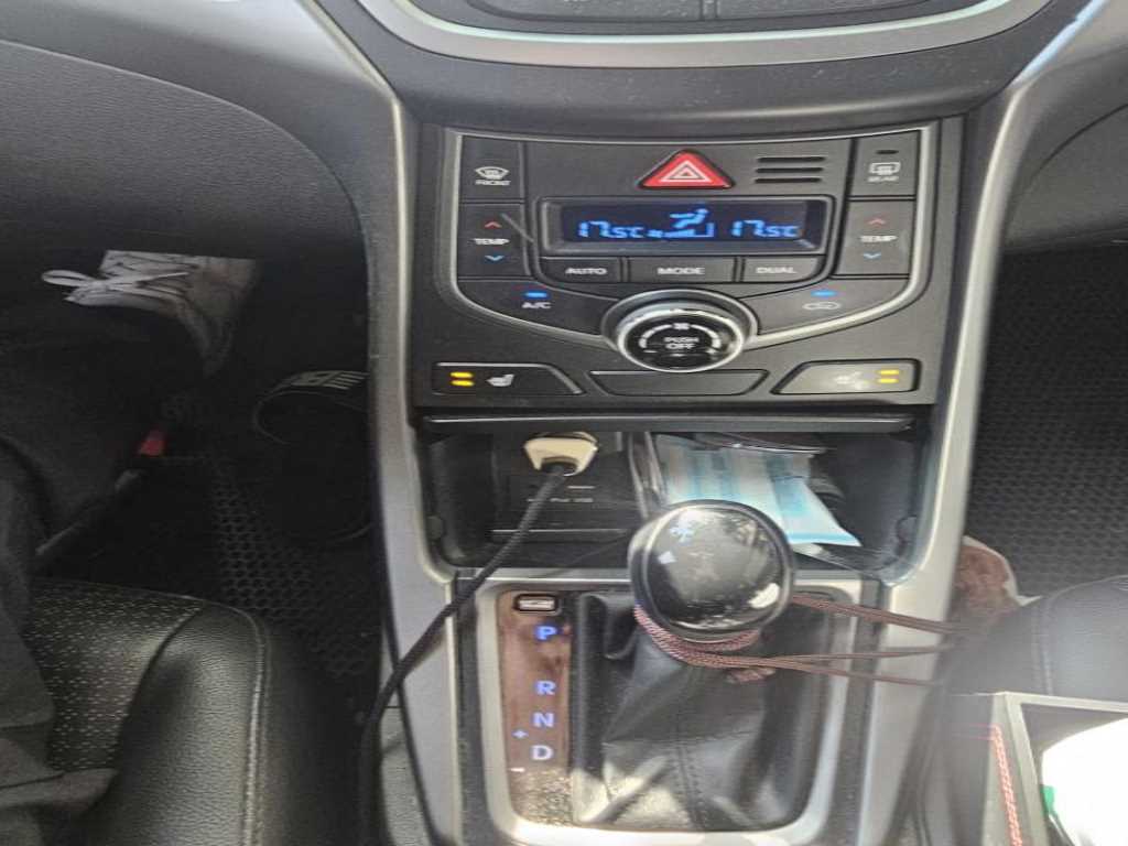 HYUNDAI Avante - Vista 11