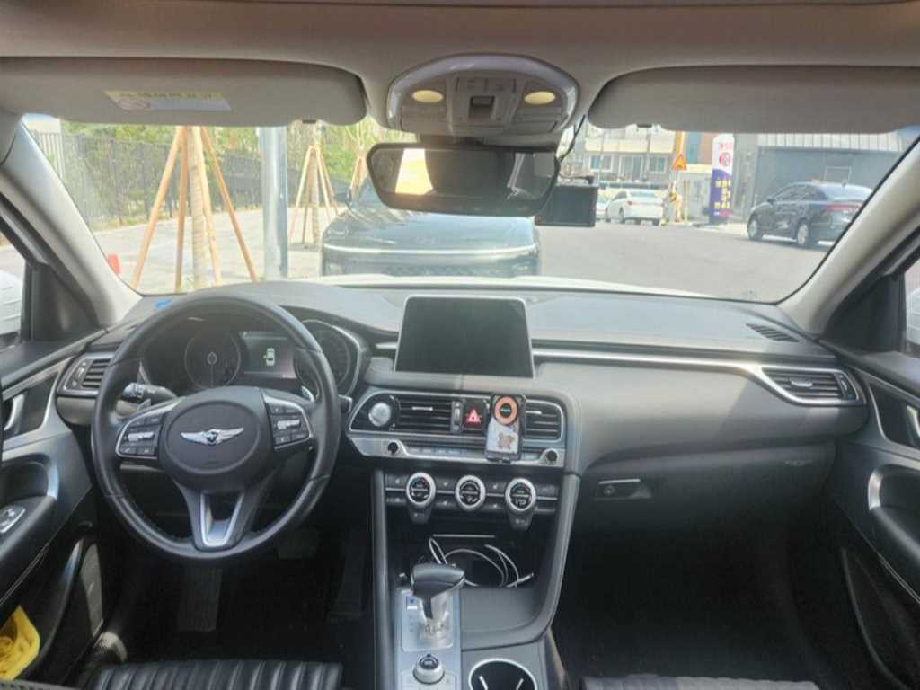 Genesis G70 - Vista 10