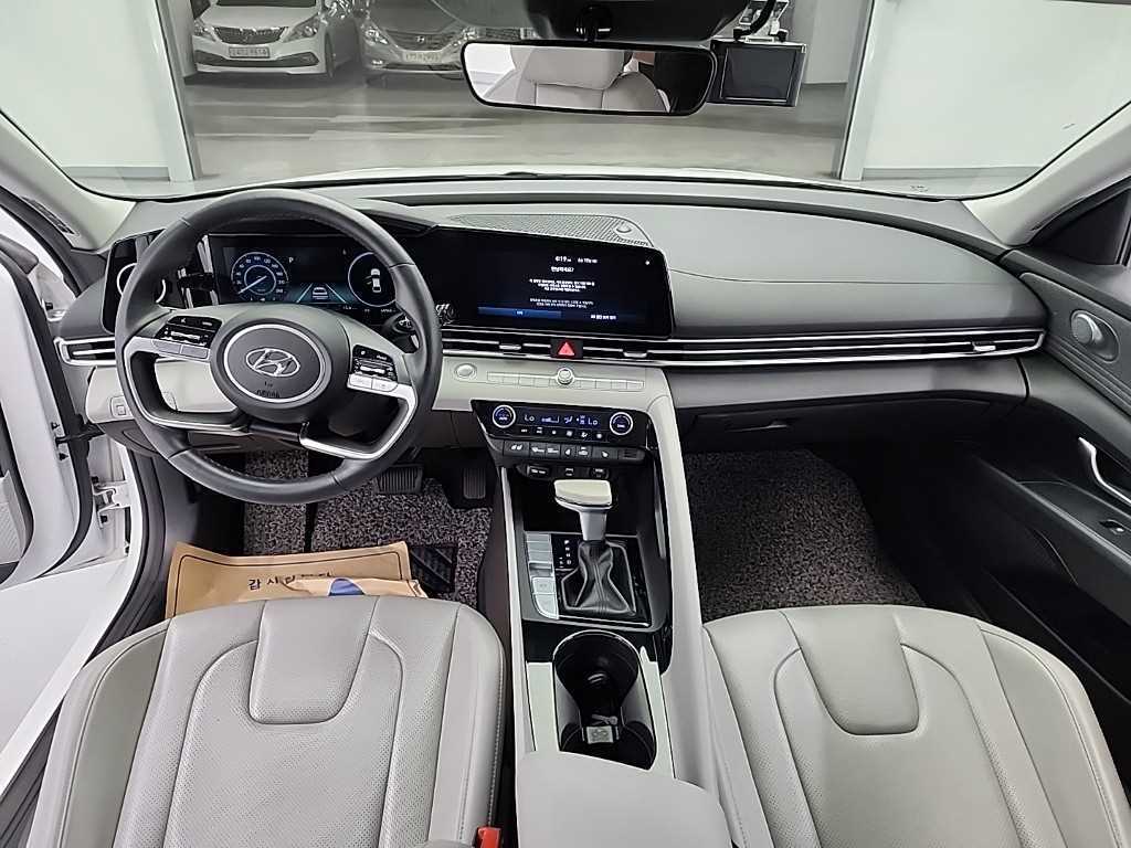HYUNDAI Avante - Vista 9