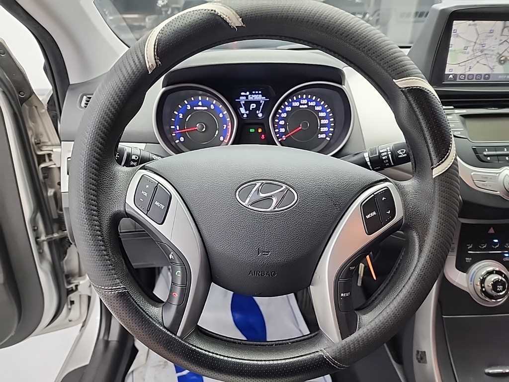 HYUNDAI Avante - Vista 11