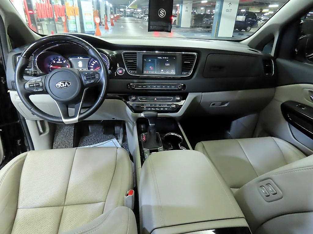 KIA Carnival - Vista 12