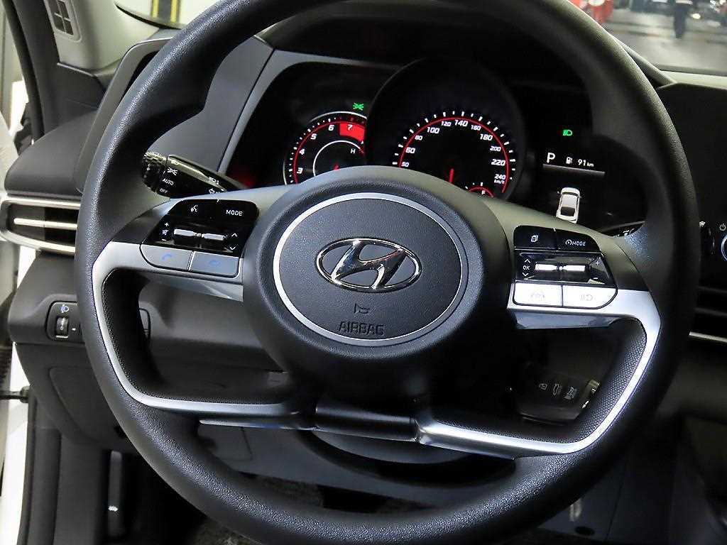 HYUNDAI Avante - Vista 10