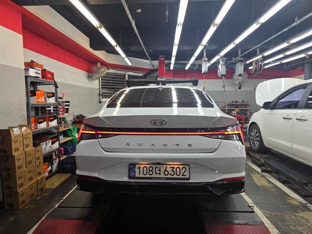 HYUNDAI Avante - Vista 2