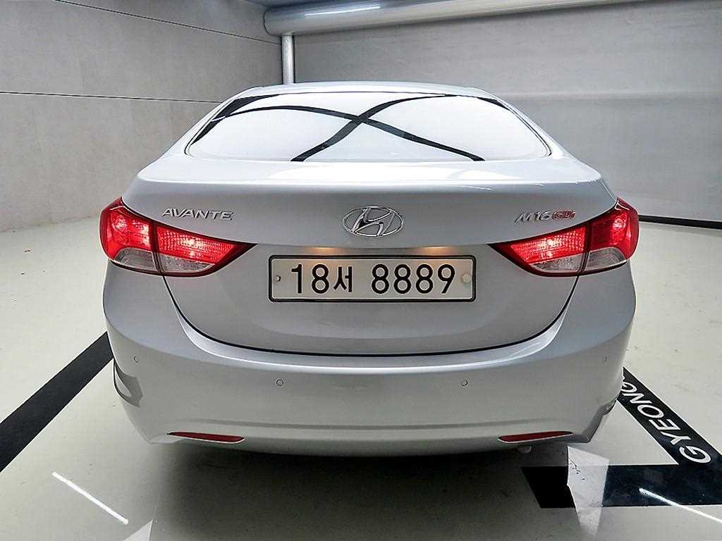 HYUNDAI Avante - Vista 3