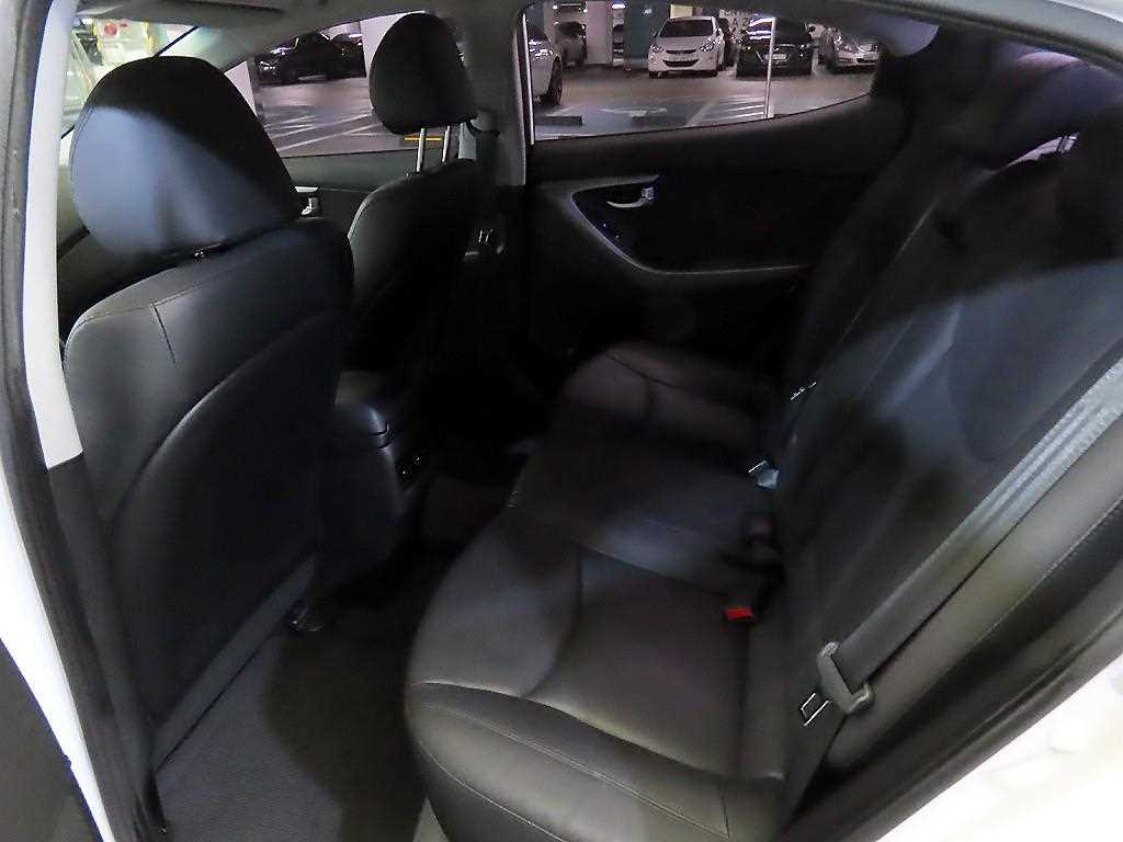 HYUNDAI Avante - Vista 9