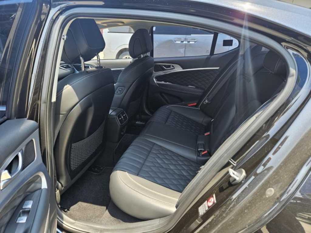 Genesis G70 - Vista 6