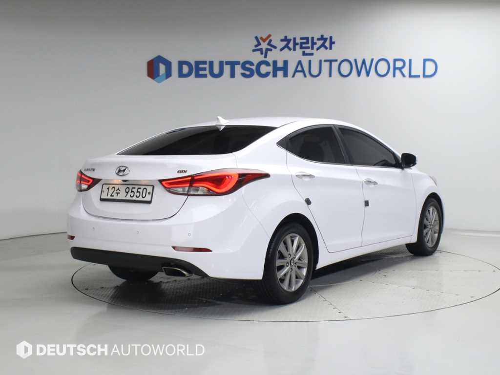 HYUNDAI Avante - Vista 2