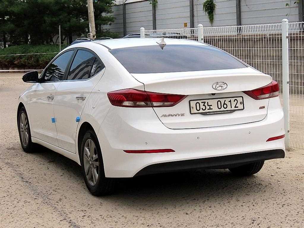 HYUNDAI Avante - Vista 3
