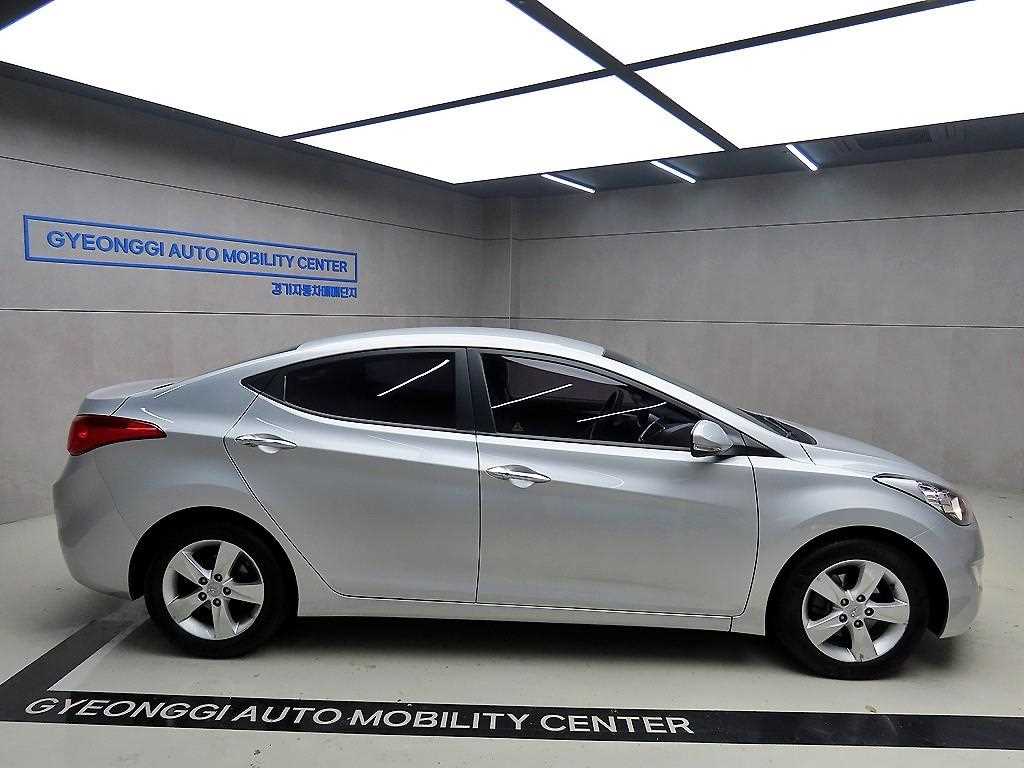 HYUNDAI Avante - Vista 2