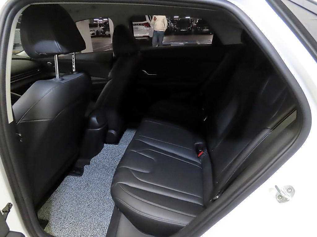 HYUNDAI Avante - Vista 9