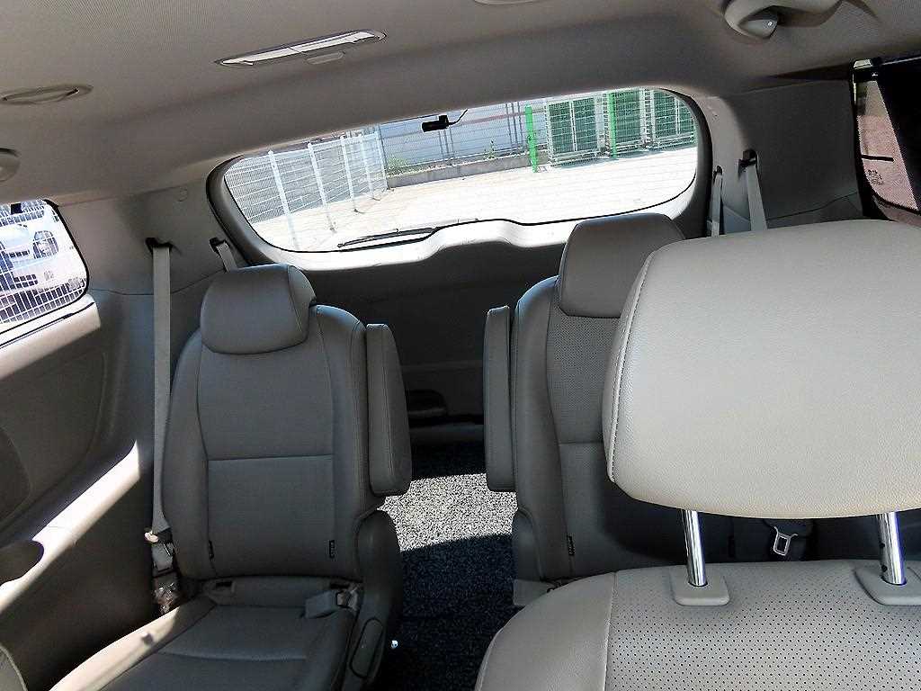 KIA Carnival - Vista 9