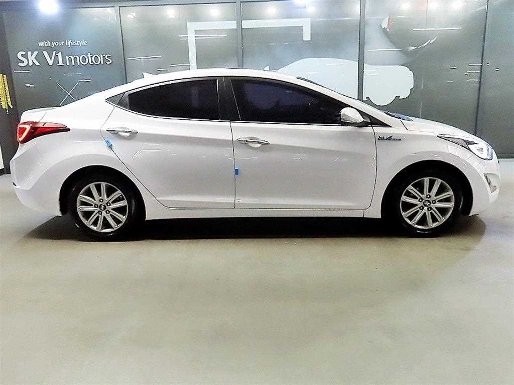 HYUNDAI Avante - Vista 3