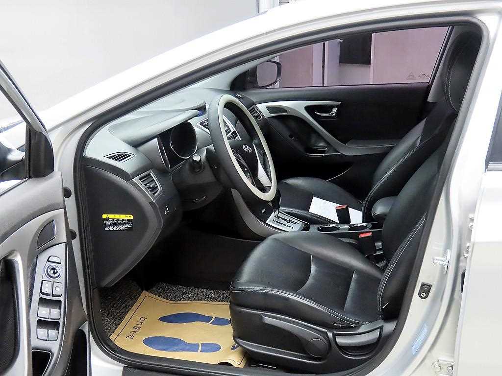 HYUNDAI Avante - Vista 7