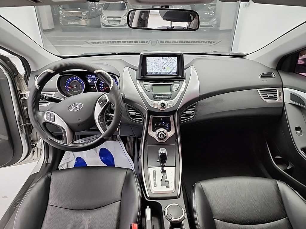 HYUNDAI Avante - Vista 9