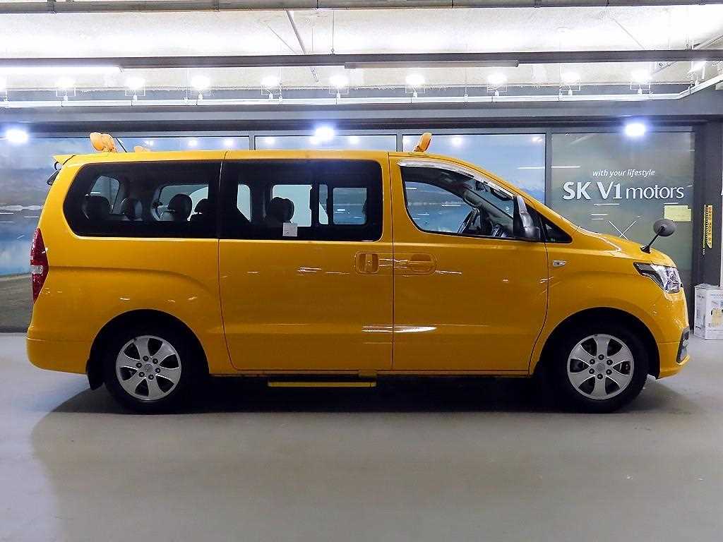 HYUNDAI Starex - Vista 3