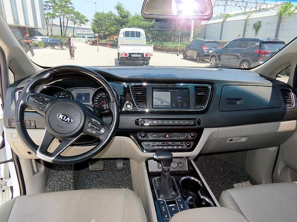 KIA Carnival - Vista 10