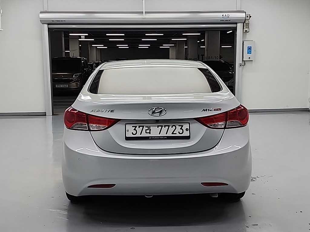 HYUNDAI Avante - Vista 3