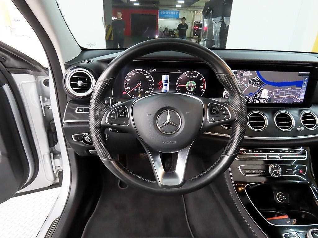 Mercedes Benz E class - Vista 11