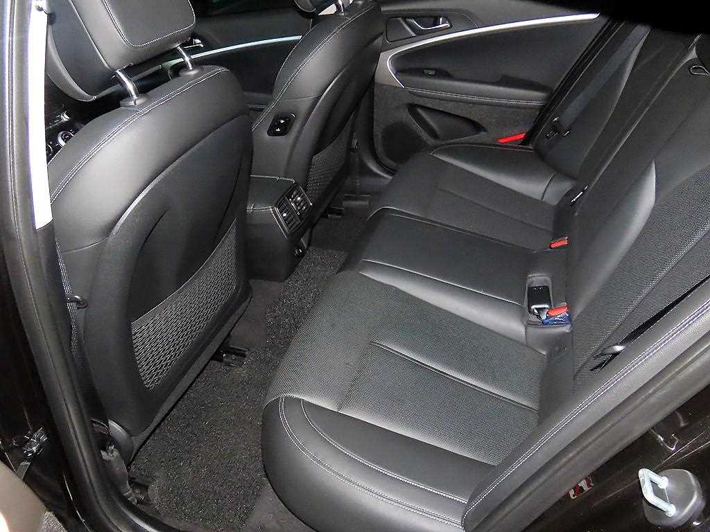 Genesis G70 - Vista 9