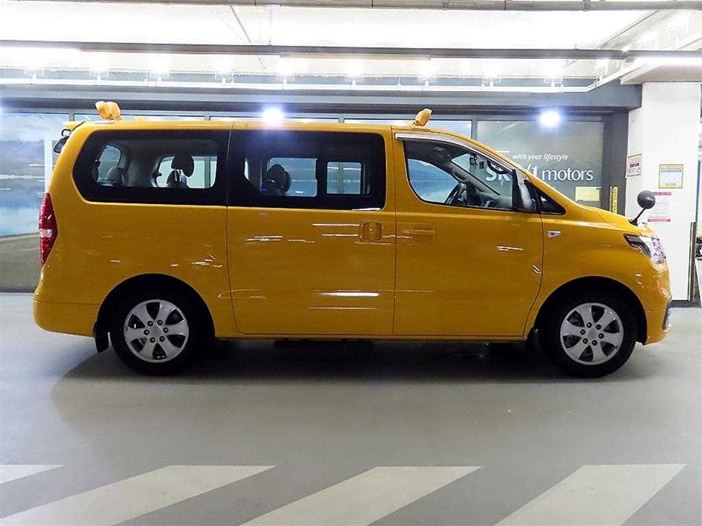HYUNDAI Starex - Vista 3