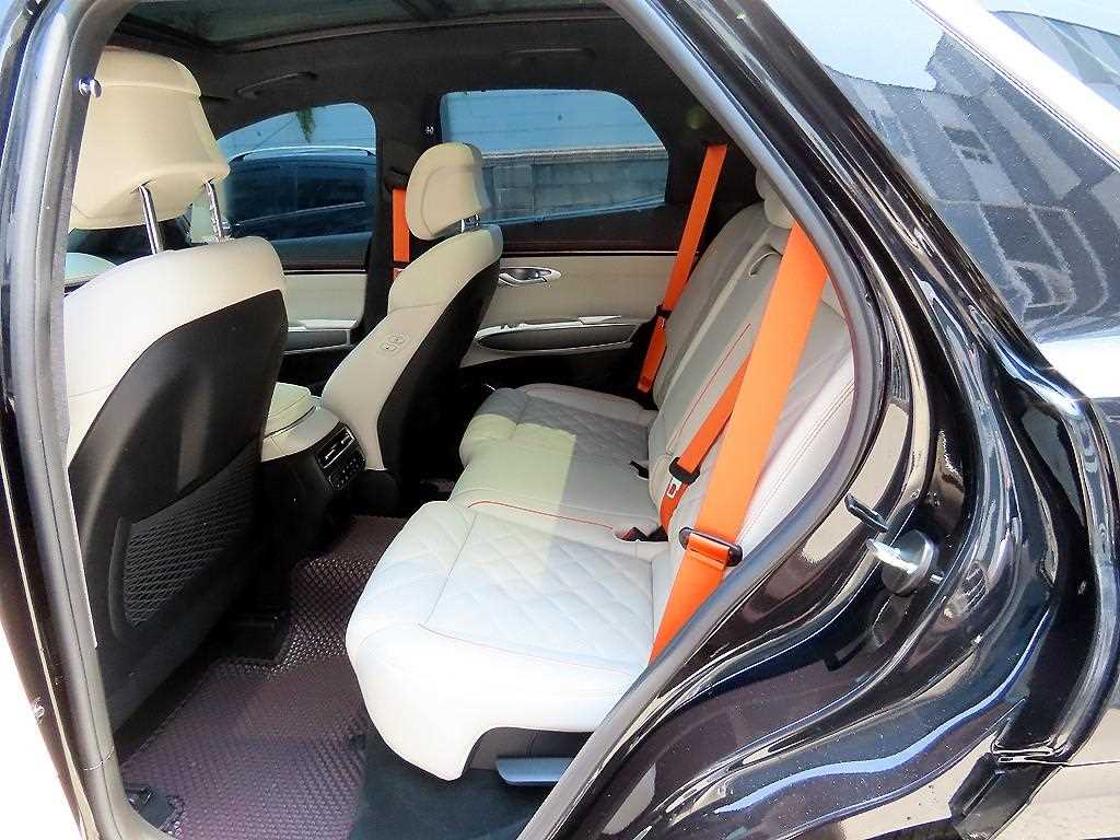 Genesis GV70 - Vista 8