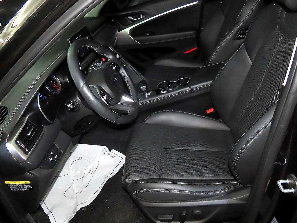 Genesis G70 - Vista 8