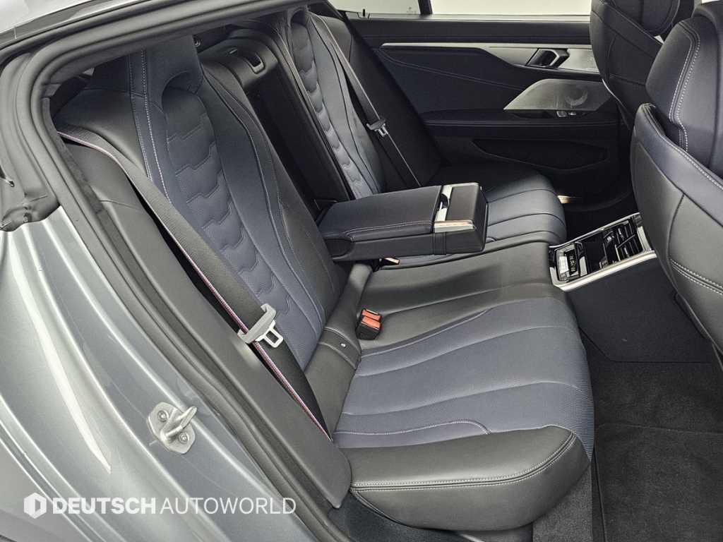 BMW 8 Series - Vista 12
