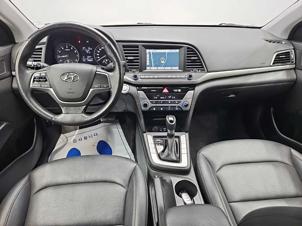 HYUNDAI Avante - Vista 9