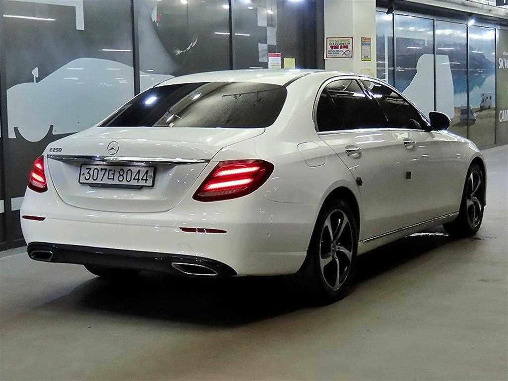 Mercedes Benz E class - Vista 6
