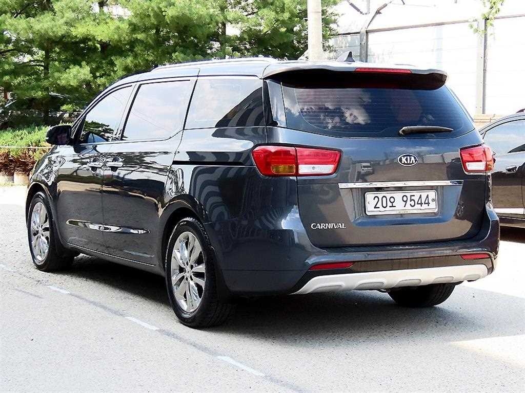 KIA Carnival - Vista 3