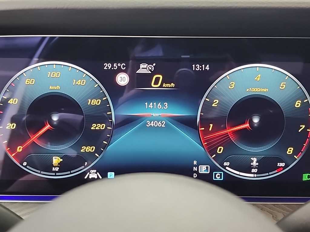 Mercedes Benz E class - Vista 8