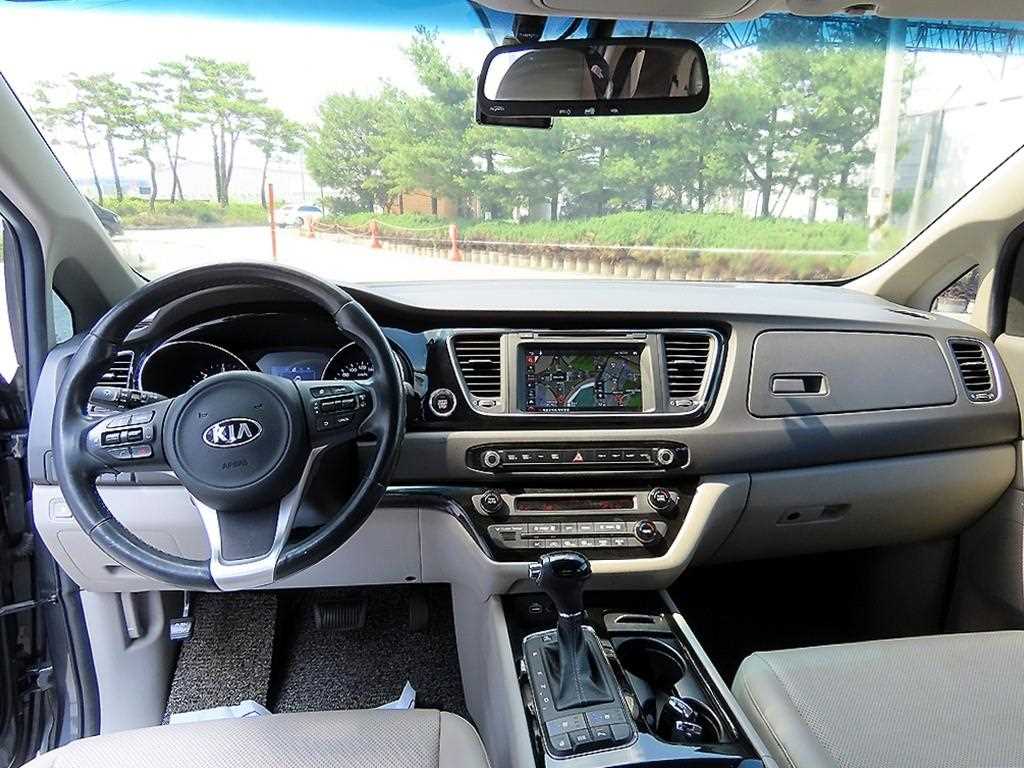 KIA Carnival - Vista 10
