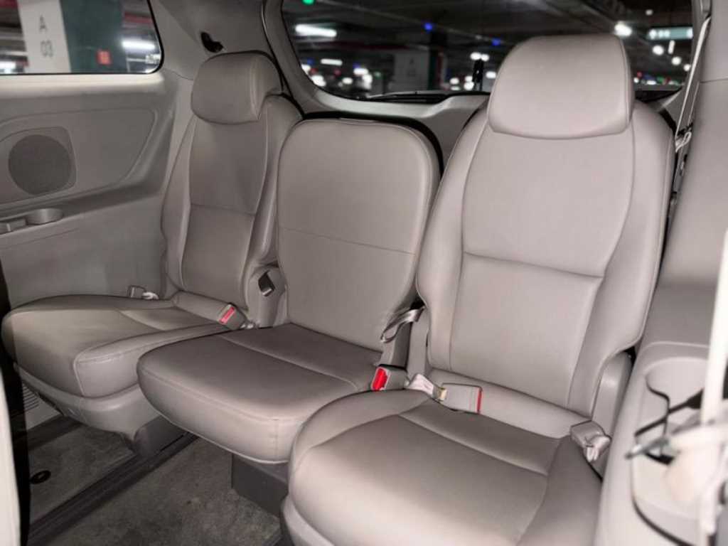 KIA Carnival - Vista 12