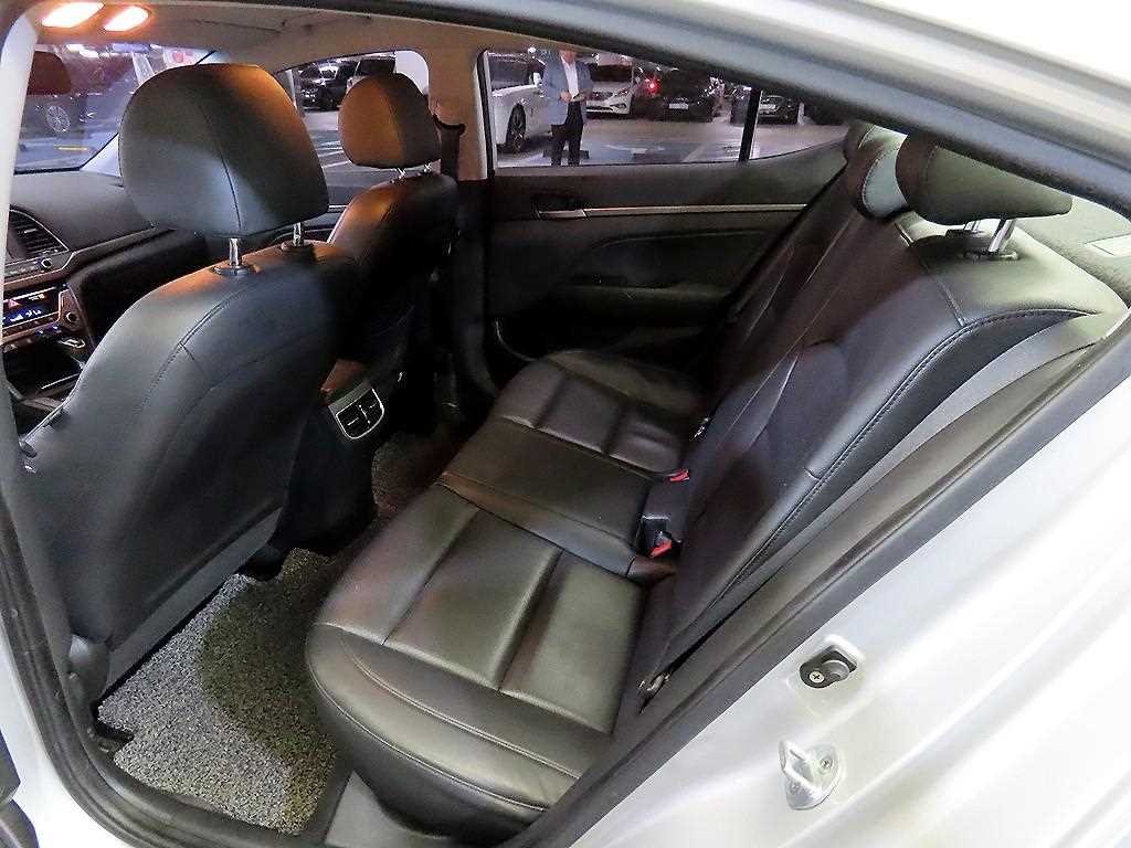 HYUNDAI Avante - Vista 9