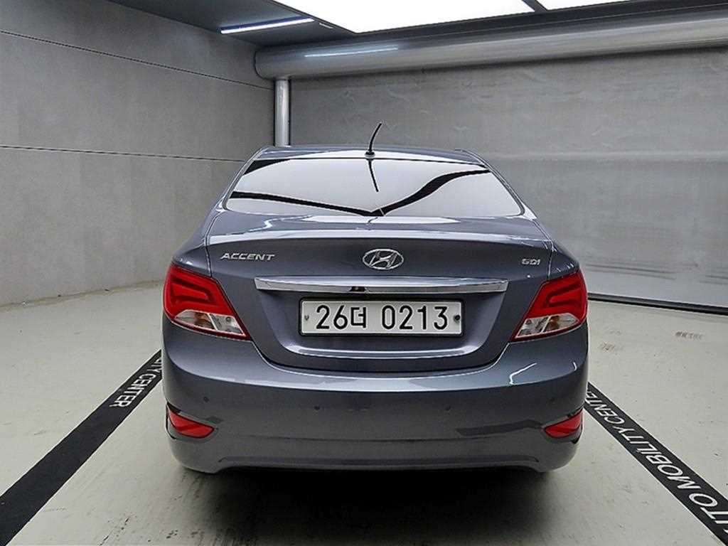 HYUNDAI Accent - Vista 3