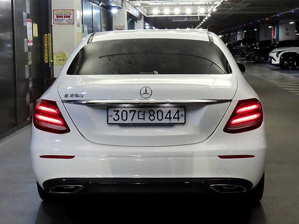 Mercedes Benz E class - Vista 7