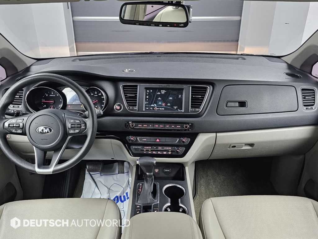 KIA Carnival - Vista 9