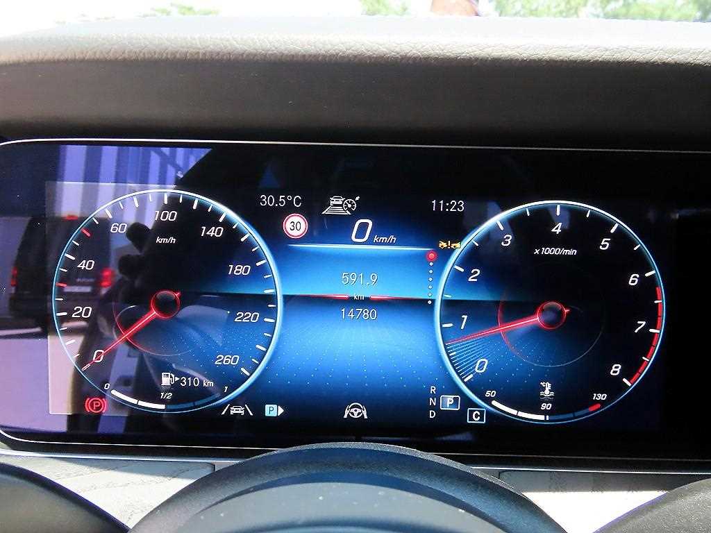 Mercedes Benz E class - Vista 11