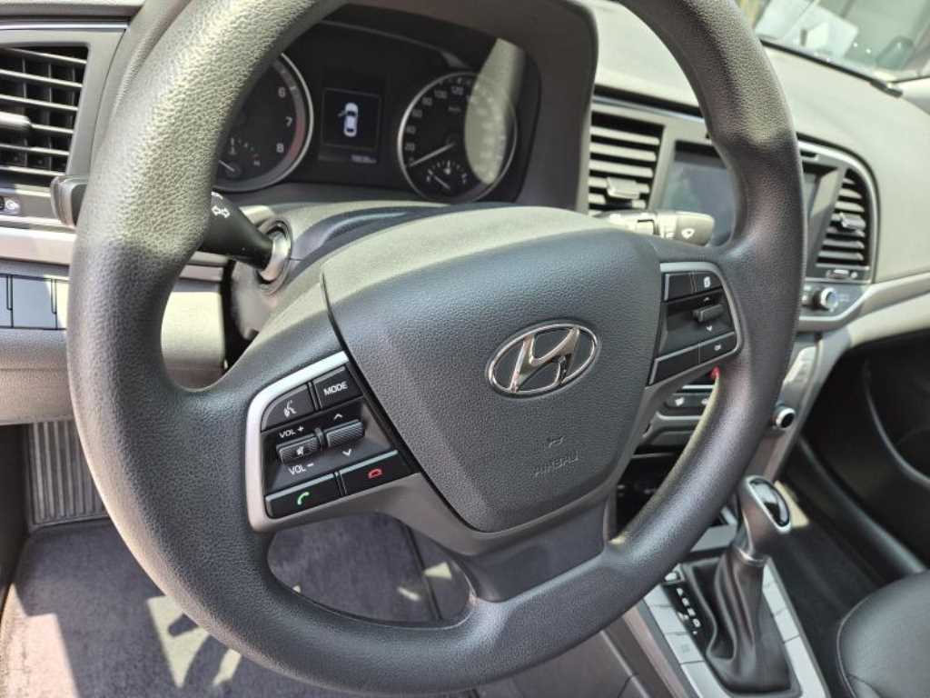 HYUNDAI Avante - Vista 9