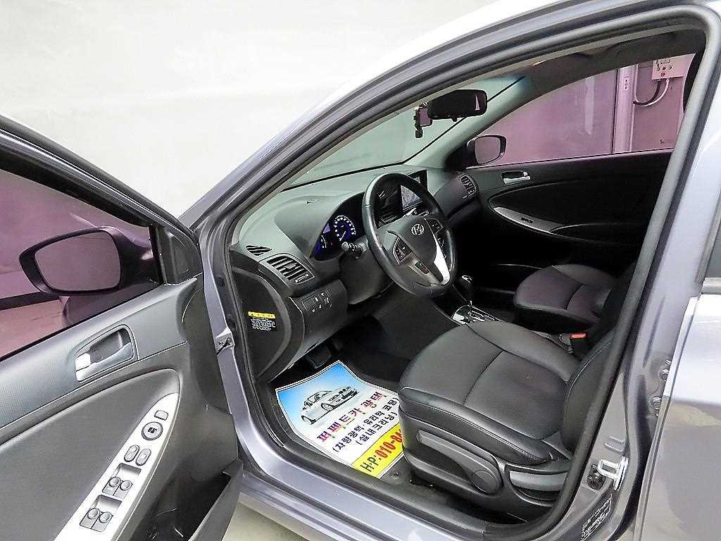 HYUNDAI Accent - Vista 7