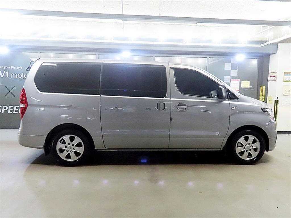 HYUNDAI Starex - Vista 3