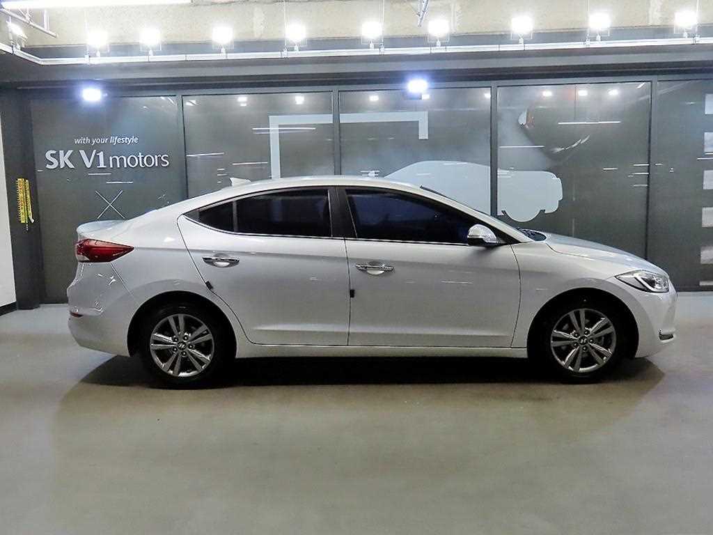 HYUNDAI Avante - Vista 3