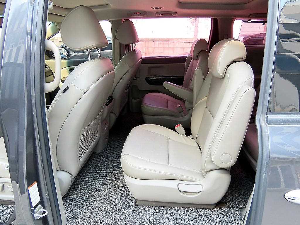 KIA Carnival - Vista 8