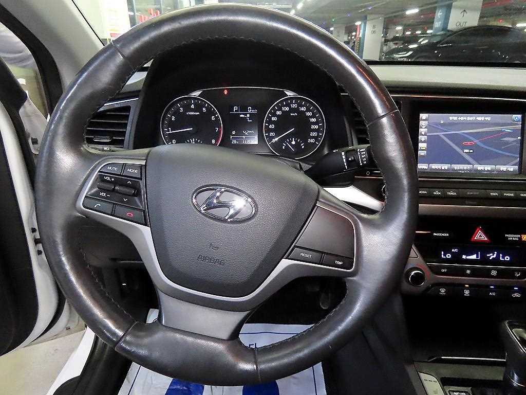 HYUNDAI Avante - Vista 10