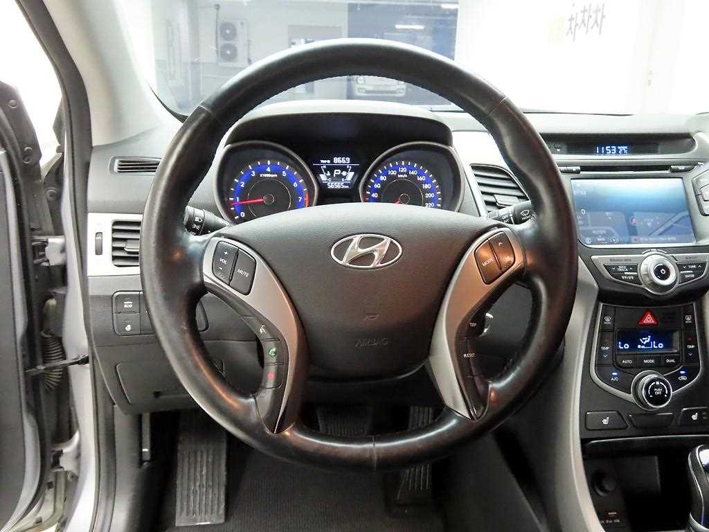 HYUNDAI Avante - Vista 9