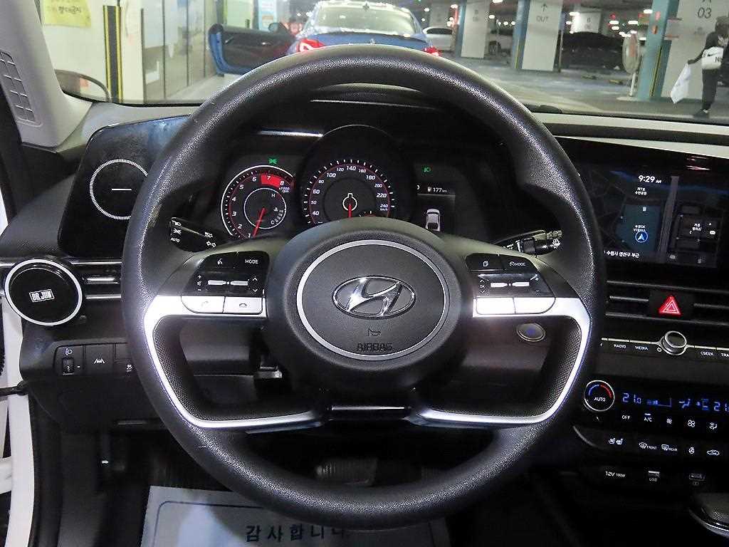 HYUNDAI Avante - Vista 10