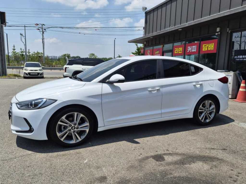 HYUNDAI Avante - Vista 3